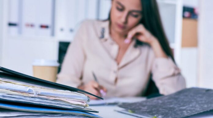 Как распознать и противодействовать микроагрессии на работе и в жизни
