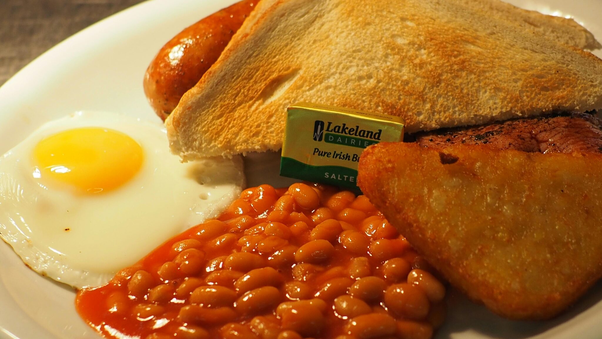 Тарілка з сочевичним супом та зеленню