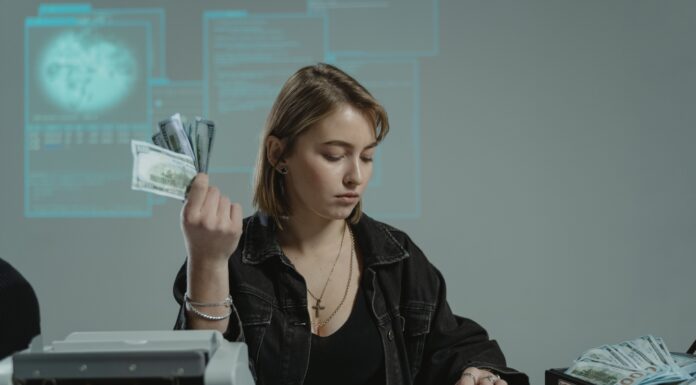 Психологія грошей: чому ми боїмося заробляти більше і як змінити власні фінансові установки жінка рахує гроші